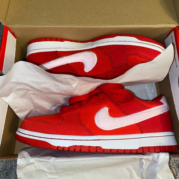 NWT Nike Valentine’s Day low dunks - Picture 2 of 6